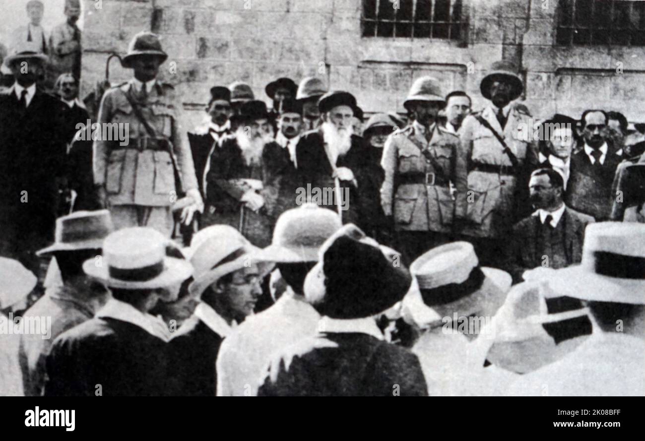 Chaim Weizman und General Edmund Henry Hynman Allenby mit den beiden Hauptrabbinern in Jerusalem im Jahr 1919. Chaim Azriel Weizmann (27. November 1874 - 9. November 1952) war ein in Russland geborener Biochemiker, zionistischer Führer und israelischer Staatsmann, der als Präsident der Zionistischen Organisation und später als erster Präsident Israels diente. Feldmarschall Edmund Henry Hynman Allenby, 1. Viscount Allenby, GCB, GCMG, GCVO (23. April 1861 - 14. Mai 1936) war ein englischer Soldat und britischer imperialer Gouverneur. Er leitete die ägyptische Expeditionstruppe (EEF) des Britischen Imperium während der Sinai- und Palästina-Kampagne dagegen Stockfoto