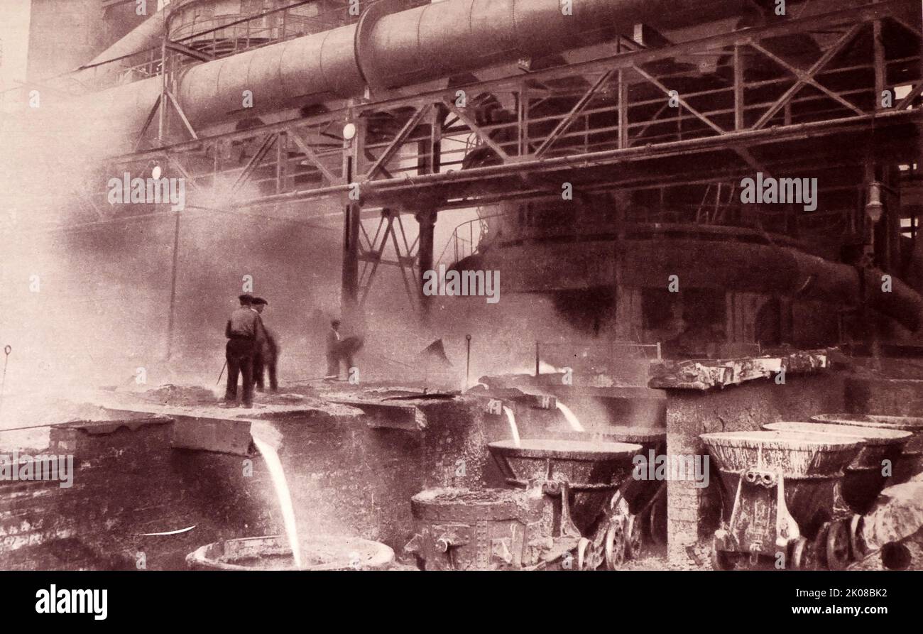 Das Schmelzen von Eisenerz in den Hochöfen von Middlesborough, England, Anfang des 20.. Jahrhunderts. Schwarzweiß-Foto Stockfoto