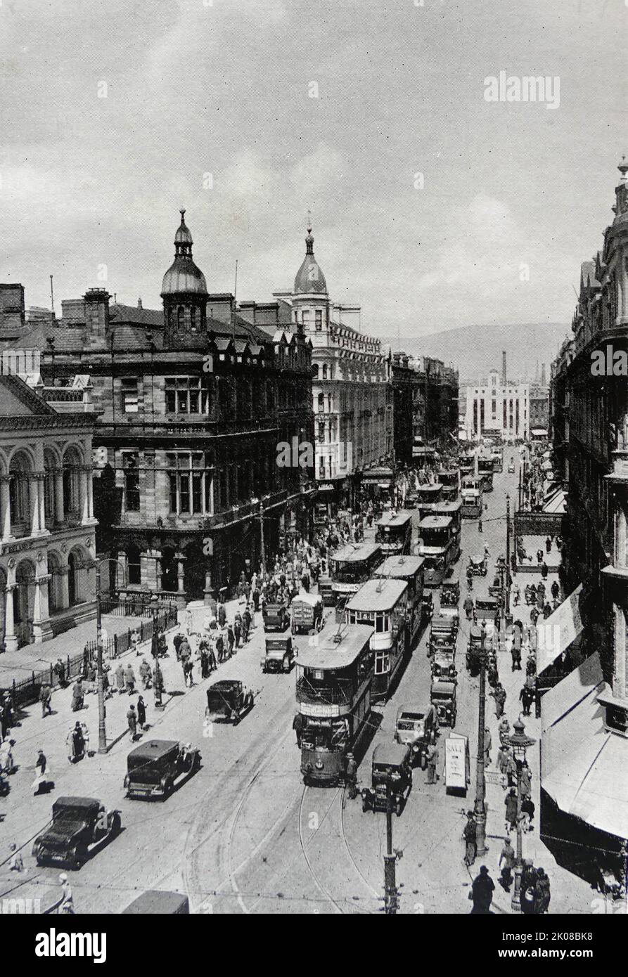 Die Royal Avenue ist eine Straße in Belfast, Nordirland. Im Cathedral Quarter im Herzen des Stadtzentrums von Belfast gelegen, ist es nicht nur mit dem neueren Smithfield und dem Union Quarter identifiziert, sondern seit seiner Gründung im Jahr 1881 auch die wichtigste Einkaufsstraße der Stadt Stockfoto