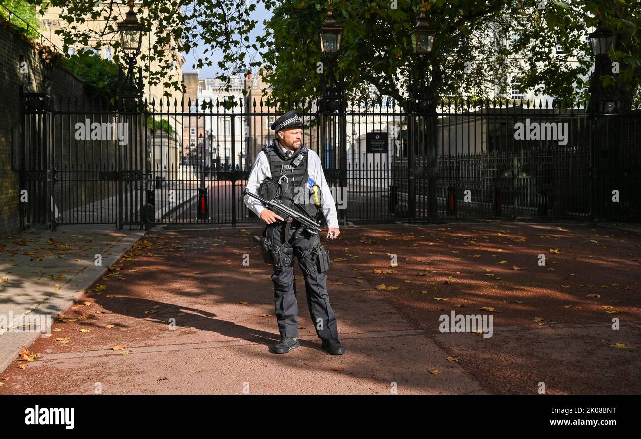 London UK 10. September 2022 - Polizeisicherheit in London in der Nähe des Buckingham Palace, als Charles III heute um 11am Uhr offiziell zum König erklärt wurde : Credit Simon Dack / Alamy Live News Stockfoto