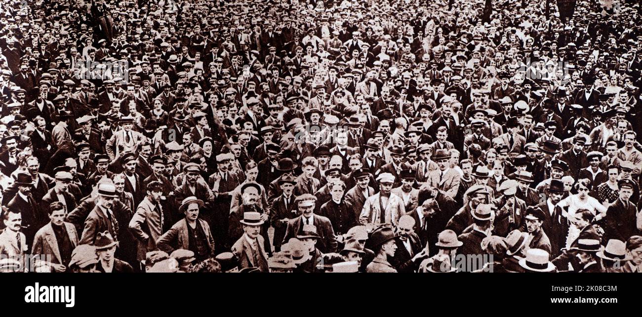 Eine große Menschenmenge protestierte am „Roten Sonntag“ 1905 in Dresden während der Unruhen in Deutschland wegen kommunistischer Agitation und Nahrungsmittelknappheit Stockfoto