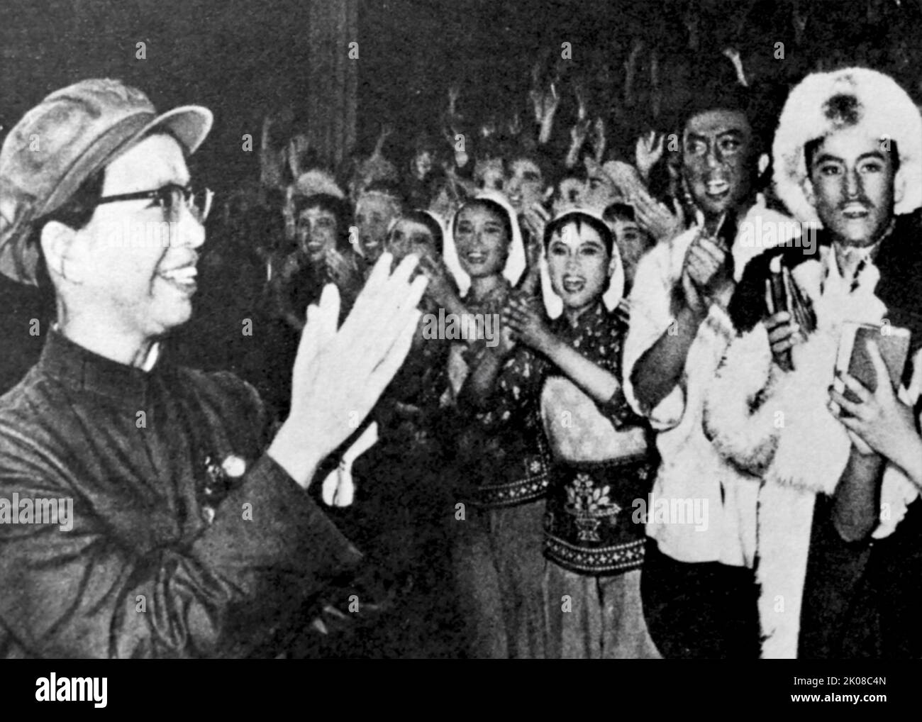 Chiang Ch'ing mit Spielern, die ihr von der Partei der Volksrevolution während der Kulturrevolution in China gefolgt sind. Jiang Qing (19. März 1914 - 14. Mai 1991), auch bekannt als Madame Mao, war ein chinesischer kommunistischer Revolutionär, eine Schauspielerin und eine wichtige politische Persönlichkeit während der Kulturrevolution (1966-1976). Sie war die vierte Frau von Mao Zedong, dem Vorsitzenden der Kommunistischen Partei und Paramount-Führer von China Stockfoto