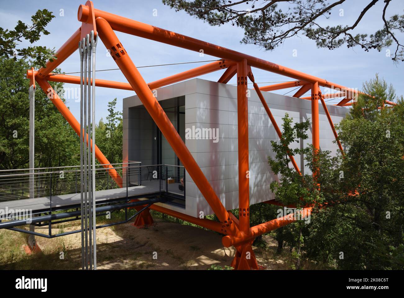 Hi Tech Metal Frame oder Framework of Richard Rogers Exhibition Gallery (erbaut 2021) Domaine La Coste oder Château La Coste Provence Frankreich Stockfoto
