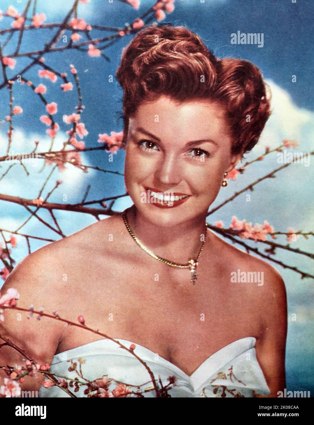 Esther Jane Williams (8. August 1921 - 6. Juni 2013) war eine amerikanische Schwimmerin und Schauspielerin. In ihren späten Teenagern im Schwimmteam des Los Angeles Athletic Club stellte sie regionale und nationale Rekorde auf. Aufgrund des Ausbruchs des Zweiten Weltkriegs konnte sie sich nicht an den Olympischen Sommerspielen 1940 messen und verbrachte fünf Monate mit dem olympischen Goldmedaillengewinnerin und Tarzan-Star Johnny Weissmuller in Billy Roses Aquacade, und erregte die Aufmerksamkeit der Metro-Goldwyn-Mayer-Scouts. Williams drehte in den Jahren 1940s und Anfang 1950s eine Reihe von Filmen, die als „aquamusicals“ bekannt waren und mit aufwendigen Performances aufarbeiteten Stockfoto