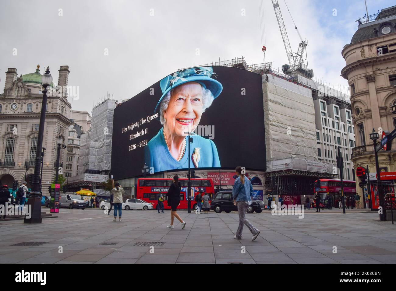 London, Großbritannien. 9.. September 2022. Die Piccadilly Lights-Leinwand im Piccadilly Circus zeigt eine Hommage an den Tod von Königin Elizabeth II im Alter von 96 Jahren. Stockfoto