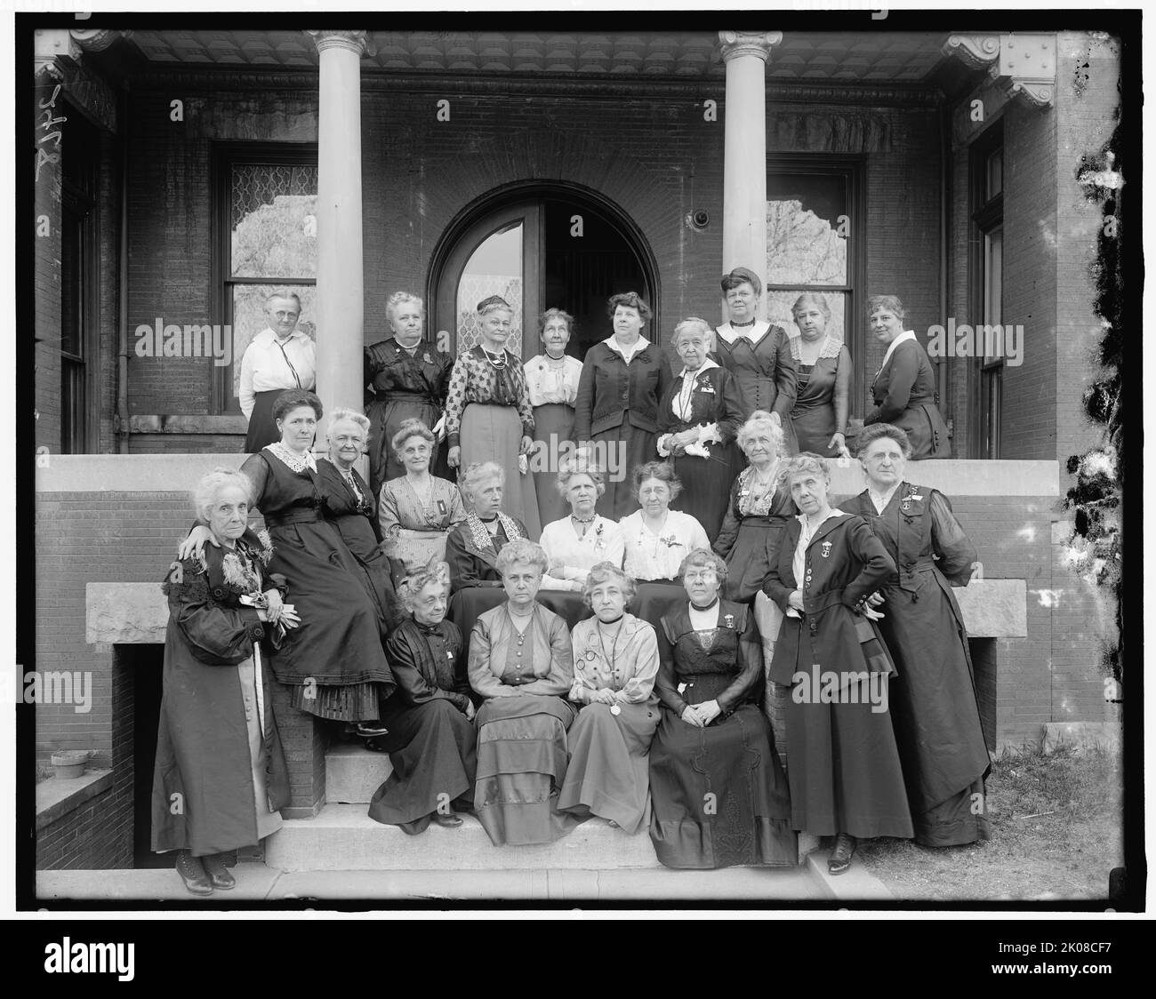Legion der loyalen Frauen, zwischen 1910 und 1920. Gruppenportrait älterer Frauen, einige mit Broschen, was die Mitgliedschaft in einer Gesellschaft bedeutet. Stockfoto