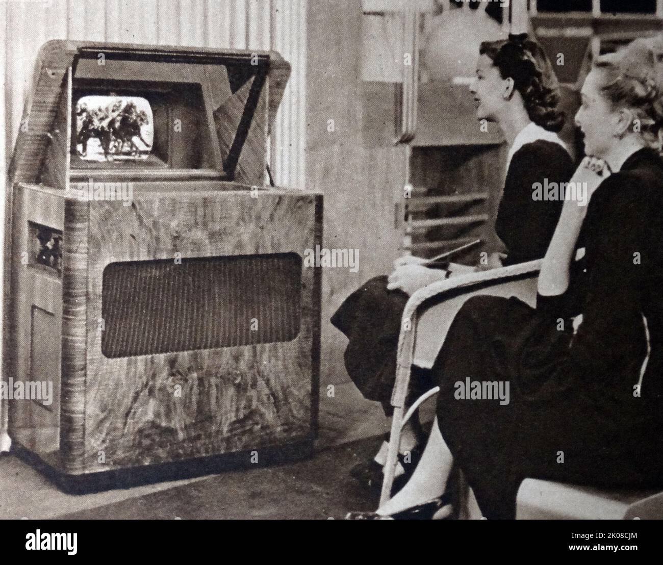 Kombination eines Fernsehempfängers mit indirekter Betrachtung einer 12-Zoll-Kathodenstrahlröhre und eines Radioempfängers Stockfoto
