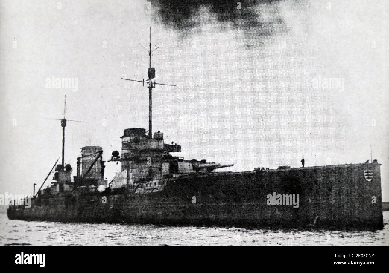 SMS Seydlitz war ein Schlachtkreuzer der Deutschen Kaiserlichen Marine, erbaut in Hamburg. Sie wurde 1910 bestellt und im Mai 1913, dem vierten für die Hochseeflotte gebauten Schlachtkreuzer, in Betrieb genommen. Seydlitz nahm an vielen der großen Flottenaktionen während des Ersten Weltkriegs Teil Stockfoto