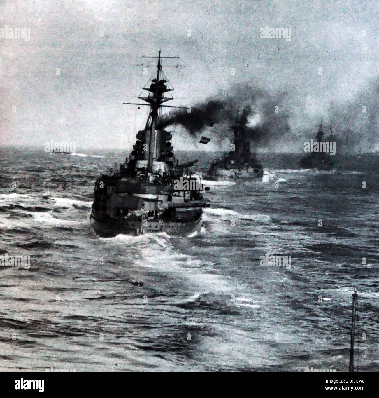 Die Schlachtschiffe des ersten Battle Squadron in der Reihe, HMS Royal Sovereign (nächste Kamera), HMS Resolution und HMS Revenge waren die letzten Schlachtschiffe, die für die britische Flotte für den Ersten Weltkrieg gebaut wurden Stockfoto