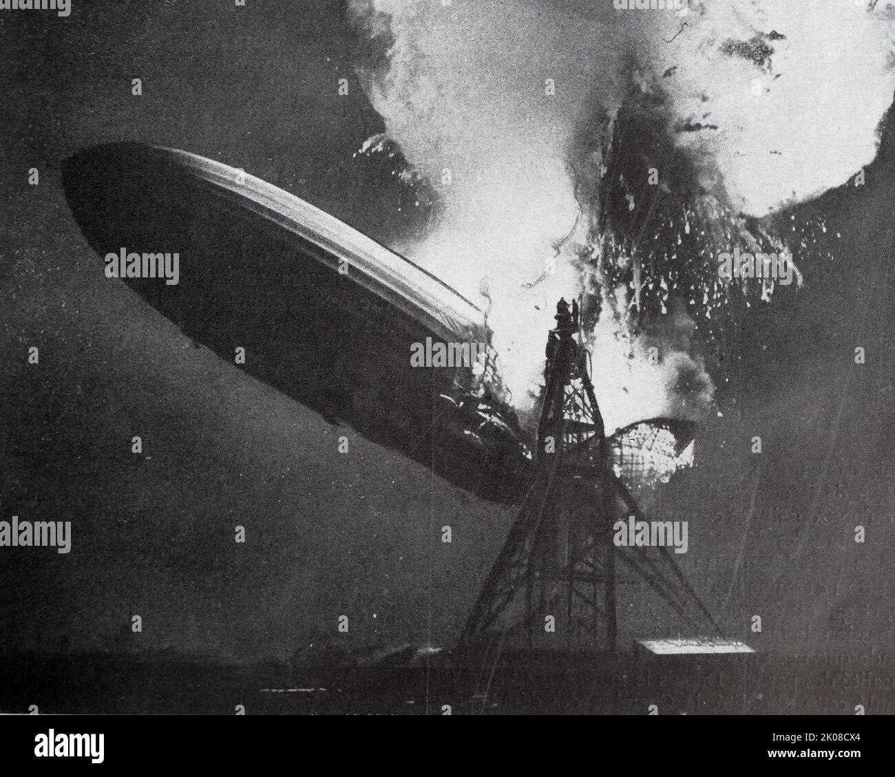 Die Hindenburg-Katastrophe war ein Luftschiffunfall, der sich am 6. Mai 1937 in Manchester Township, New Jersey, USA ereignete. Das deutsche Passagierflugschiff LZ 129 Hindenburg wurde bei seinem Versuch, mit seinem Mast an der Naval Air Station Lakehurst anzudocken, in Brand gesetzt und zerstört. Der Unfall verursachte 35 Todesfälle von den 97 Menschen an Bord und einen zusätzlichen Todesfall am Boden Stockfoto