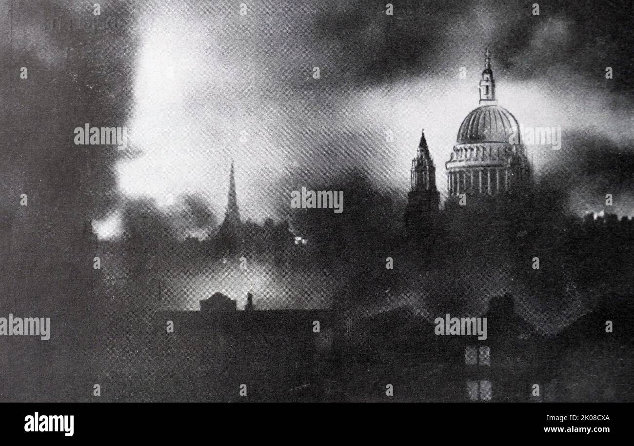 Die Kuppel der St. Paul's Cathedral in London, nachdem sie während des Zweiten Weltkriegs von der deutschen Luftwaffe bombardiert wurde. Schwarz-Weiß Französisch Foto Stockfoto