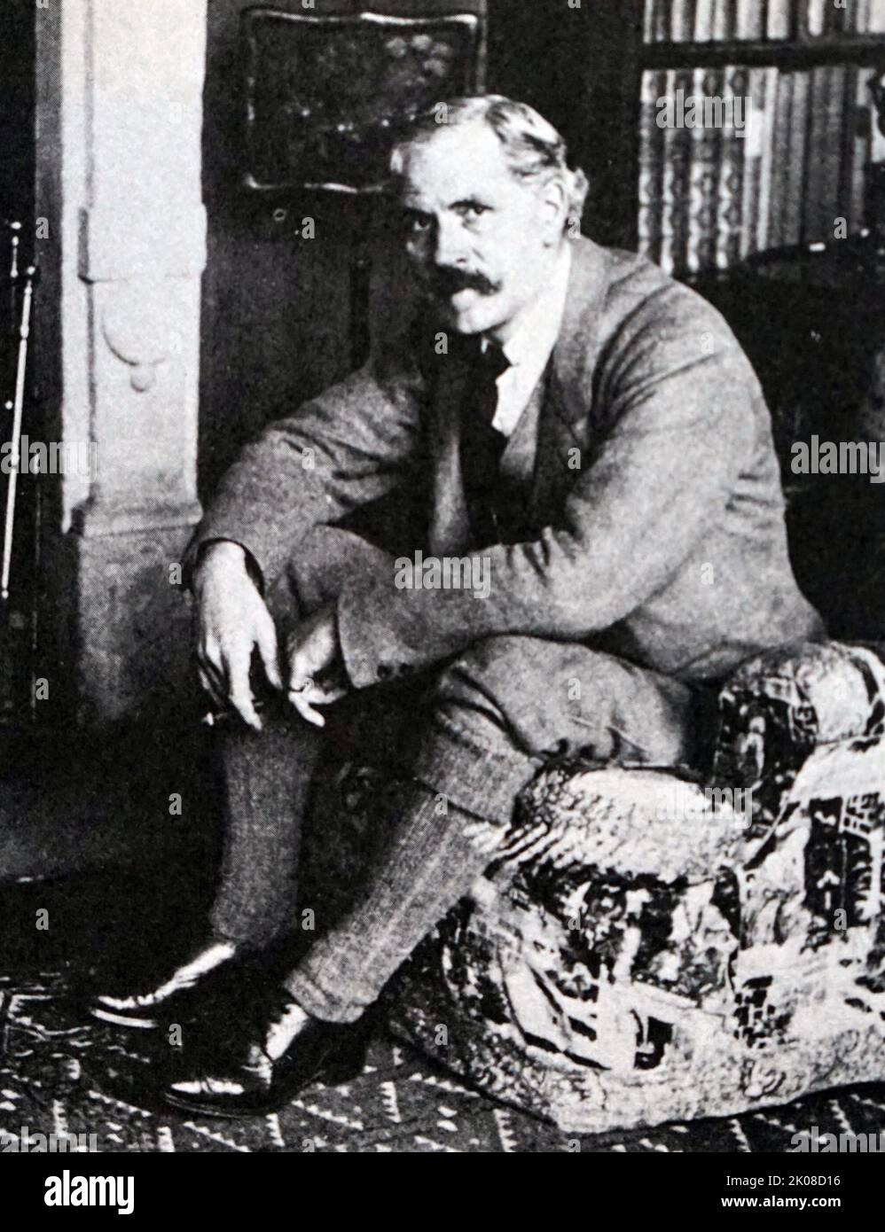 James Ramsay MacDonald FRS (z. B. James McDonald Ramsay; 12. Oktober 1866 - 9. November 1937) war ein britischer Politiker, der als Premierminister des Vereinigten Königreichs diente, der erste, der der Labour Party angehörte und neun Monate lang die Minderheitsregierungen der Labour-Partei im Jahr 1924 und erneut zwischen 1929 und 1931 anführte. Von 1931 bis 1935 leitete er eine von der Konservativen Partei dominierte und von nur wenigen Labour-Mitgliedern unterstützte nationale Regierung. MacDonald wurde daraufhin aus der Labour Party ausgeschlossen Stockfoto