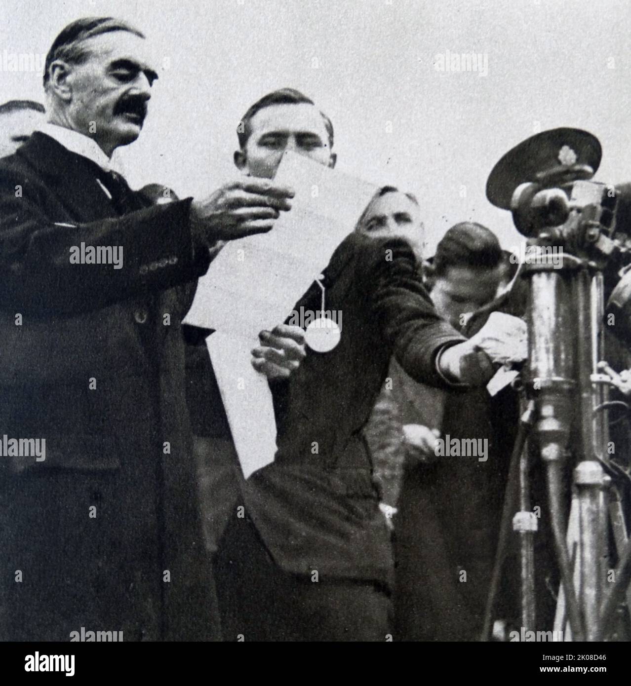 Arthur Neville Chamberlain FRS (18. März 1869 - 9. November 1940) war ein britischer Politiker der Konservativen Partei, der von Mai 1937 bis Mai 1940 als Premierminister des Vereinigten Königreichs fungierte. Er ist vor allem für seine Außenpolitik der Beschwichtigung bekannt, insbesondere für seine Unterzeichnung des Münchner Abkommens am 30. September 1938, das die deutschsprachige Sudetenland-Region der Tschechoslowakei an Nazi-Deutschland unter Adolf Hitler abgab. Nach der deutschen Invasion Polens am 1. September 1939, die den Beginn des Zweiten Weltkriegs markierte, kündigte Chamberlain die Kriegserklärung an Deutschland an Stockfoto