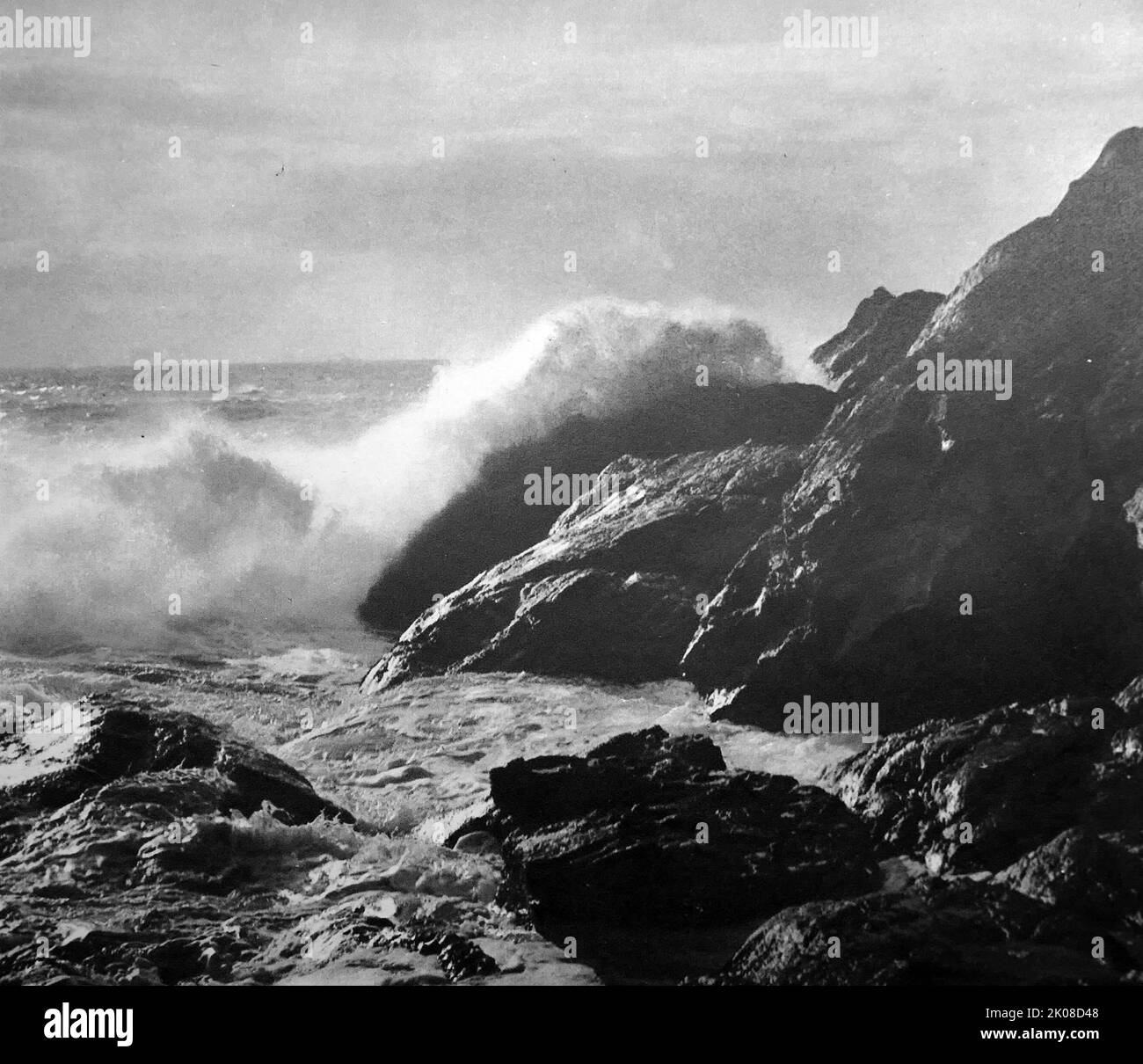 Ein raues Meer in der Nähe von Land's End, einer Landzunge im Westen von Cornwall, England, auf der Penwith-Halbinsel. Land's End ist der westlichste Punkt des englischen Festlandes Stockfoto