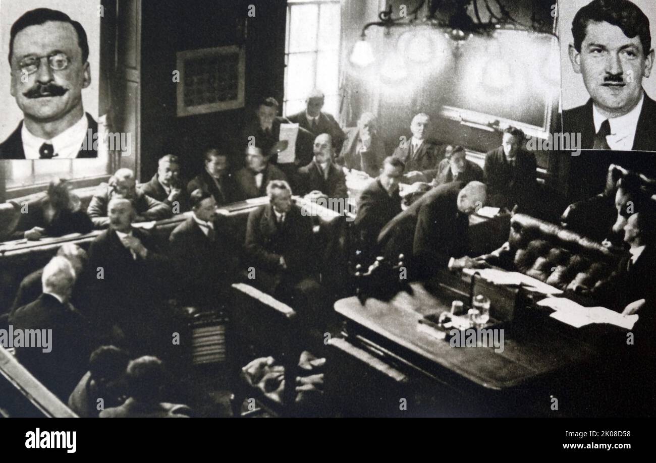 Der englisch-irische Vertrag wurde am 6. Dezember 1921 in London unterzeichnet und Dail Eireann stimmte am 7. Januar 1922 nach einer Debatte bis Ende Dezember 1921 und bis Januar 1922 für die Annahme des Vertrags. Die Abstimmung war 64 Ja-Stimmen, 57 Nein-Stimmen, die Ceann Comhairle und 3 andere nicht. Die Sinn Fein-Partei spaltete sich nach der Abstimmung über den Vertrag, die zum irischen Bürgerkrieg von Juni 1922 bis Mai 1923 führte, in gegnerische Seiten auf Stockfoto