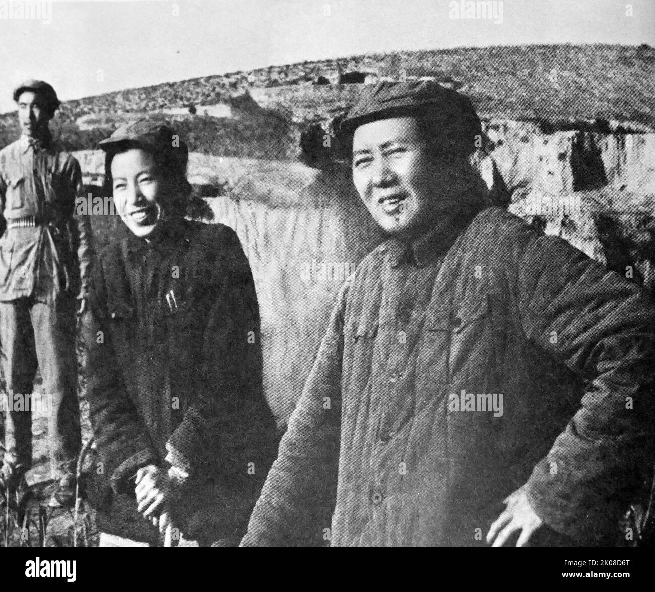 Chiang Ch'ing und Mao in den Hügeln von Yenan. Jiang Qing (19. März 1914 - 14. Mai 1991), auch bekannt als Madame Mao, war ein chinesischer kommunistischer Revolutionär, eine Schauspielerin und eine wichtige politische Persönlichkeit während der Kulturrevolution (1966-1976). Sie war die vierte Frau von Mao Zedong, dem Vorsitzenden der Kommunistischen Partei und Paramount-Führer von China Stockfoto