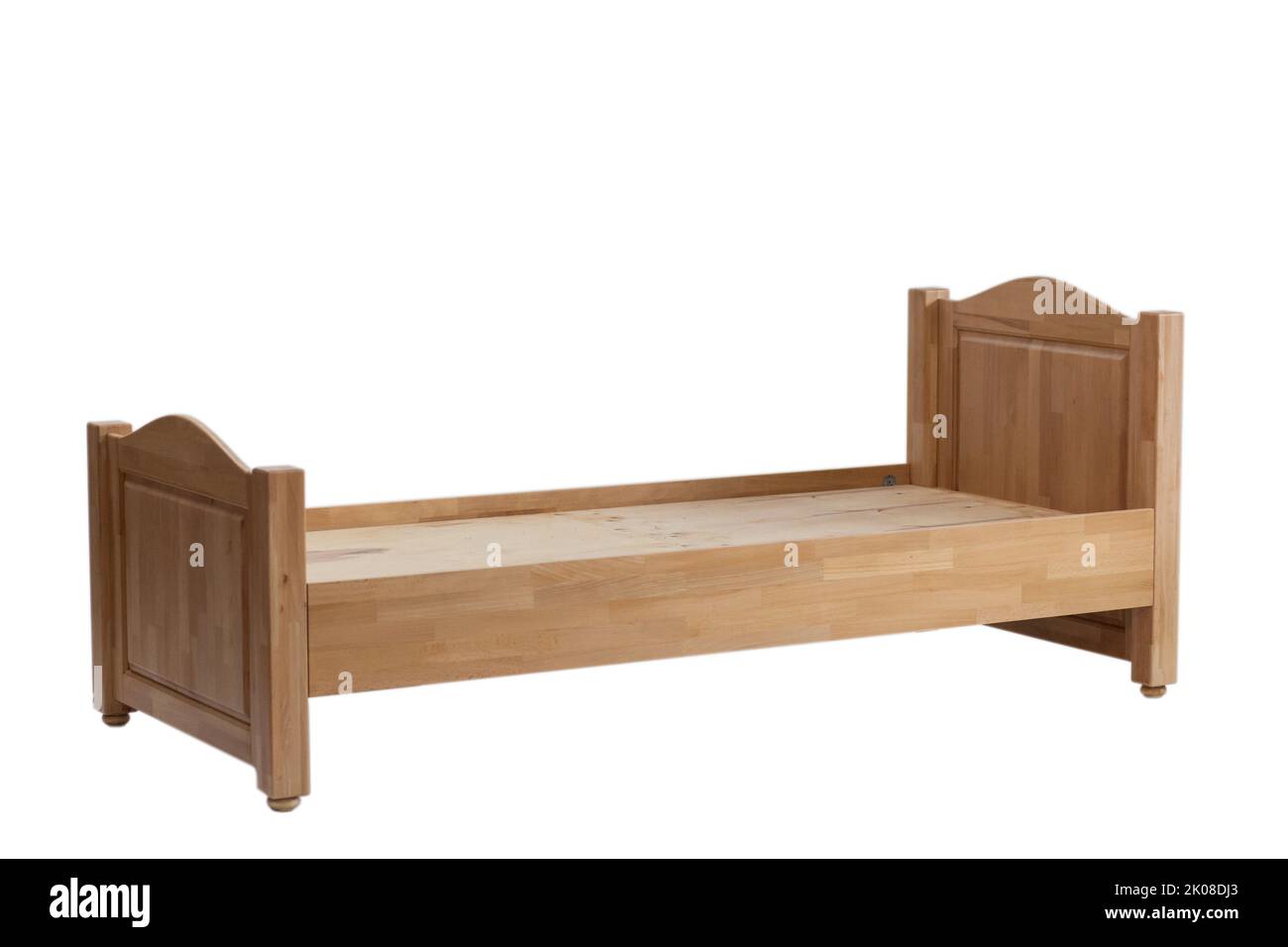 Holzschlafbett. Neuer Bettgestell aus Holz auf weißem Hintergrund seitwärts. Stockfoto