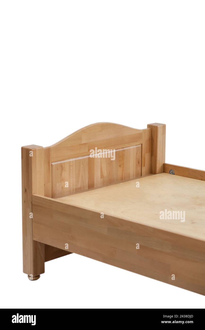 Nahaufnahme eines Teils eines Holzbettes zum Schlafen. Klassische Schlafbettmöbel aus Naturholz. Neue Holzbettgestell auf weißem Hintergrund Ansicht si Stockfoto