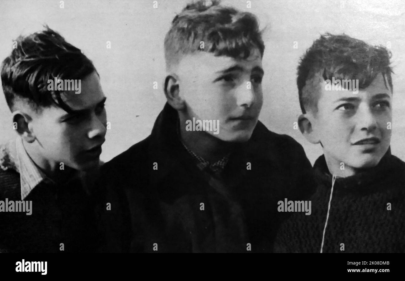 Drei deutsch-jüdische Flüchtlingsjungen kommen in England an, um während des Zweiten Weltkriegs aus Nazi-Deutschland zu fliehen Stockfoto
