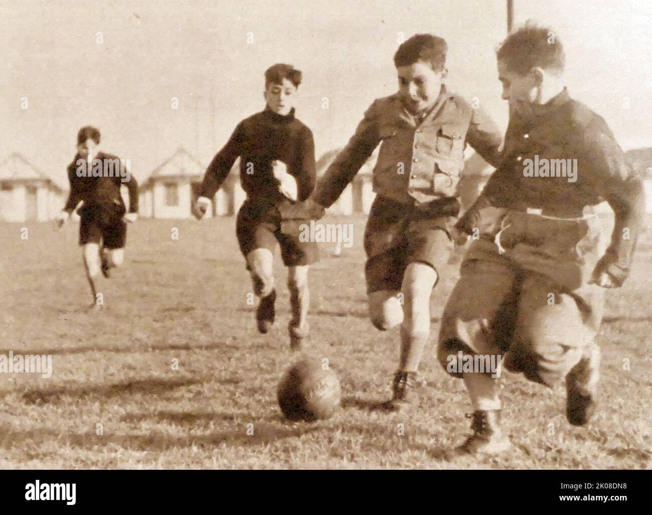 Drei deutsch-jüdische Flüchtlingsjungen, die in England Fußball spielen, nachdem sie während des Zweiten Weltkriegs aus Nazi-Deutschland geflohen waren Stockfoto