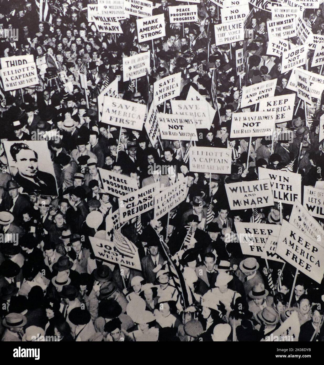 Unterstützer von Wendell L. Willkie vor dem Buffalo Memorial Auditorium während des US-Präsidentschaftswahlkampfs 1940. Wendell Lewis Willkie (geboren als Lewis Wendell Willkie; 18. Februar 1892 - 8. Oktober 1944) war ein amerikanischer Anwalt, Unternehmensleiter und der republikanische Präsidentschaftskandidat von 1940. Sein demokratischer Gegner, der amtierende Präsident Franklin D. Roosevelt, gewann die Wahl 1940 mit etwa 55% der Volksabstimmung und nahm die Wahl des Wahlkollegiums mit einem großen Vorsprung an Stockfoto