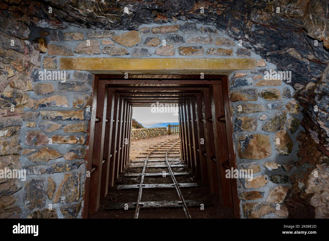 Das Innere einer Galerie einer kleinen Eisenmine. Stockfoto