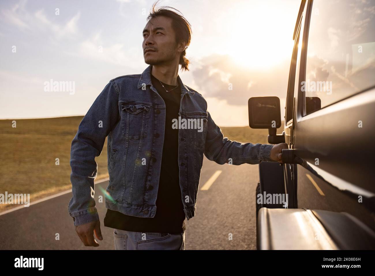 Glücklicher Chinese mittleren Erwachsenen Mann genießen Roadtrip Stockfoto