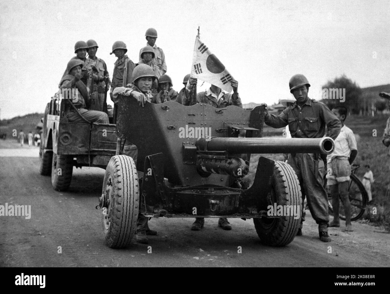 Während der südkoreanischen Evakuierung des Suwon Airfield wird eine 37-mm-Panzerabwehrkanone von einem Waffenträger aus dem Gebiet zur Reparatur geschleppt. 1950 Stockfoto