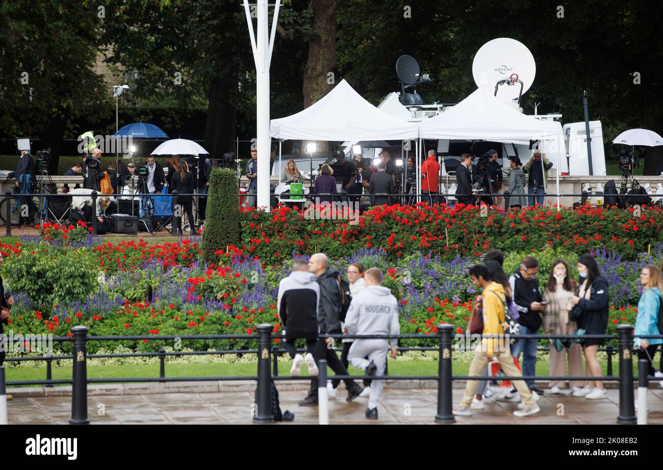 Blumen werden vor den Toren des Buckingham Palace platziert, da die Nachricht vom Tod von Königin Elizabeth II. Bekannt gegeben wird. Die Flagge fliegt am halben Mast. Stockfoto