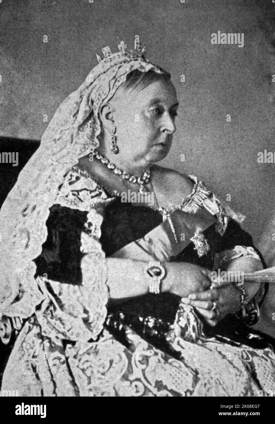 Victoria (Alexandrina Victoria; 24. Mai 1819 - 22. Januar 1901) war vom 20. Juni 1837 bis zu ihrem Tod im Jahr 1901 Königin des Vereinigten Königreichs von Großbritannien und Irland. Bekannt als die viktorianische Ära, war ihre Herrschaft von 63 Jahren und sieben Monaten länger als jeder frühere britische Monarch. Es war eine Zeit des industriellen, politischen, wissenschaftlichen und militärischen Wandels innerhalb des Vereinigten Königreichs und war von einer großen Expansion des britischen Empire geprägt Stockfoto