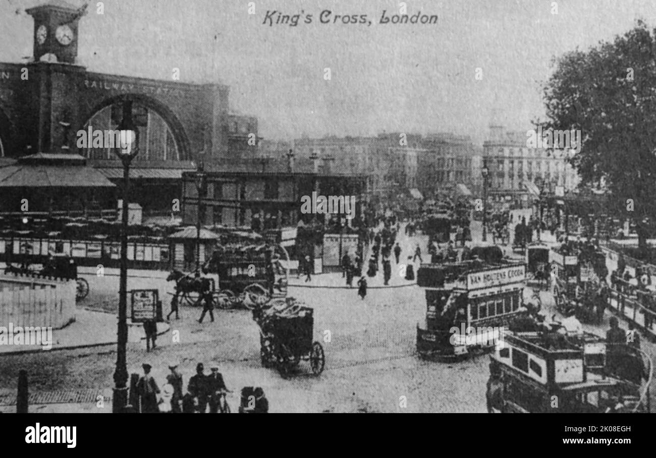 Kings Cross ist ein Viertel auf beiden Seiten der Euston Road, im Zentrum von London, nördlich von Charing Cross. Es wird von zwei Hauptbahnhöfen termini, St. Pancras und King's Cross, angefahren. Schwarzweiß-Foto Stockfoto