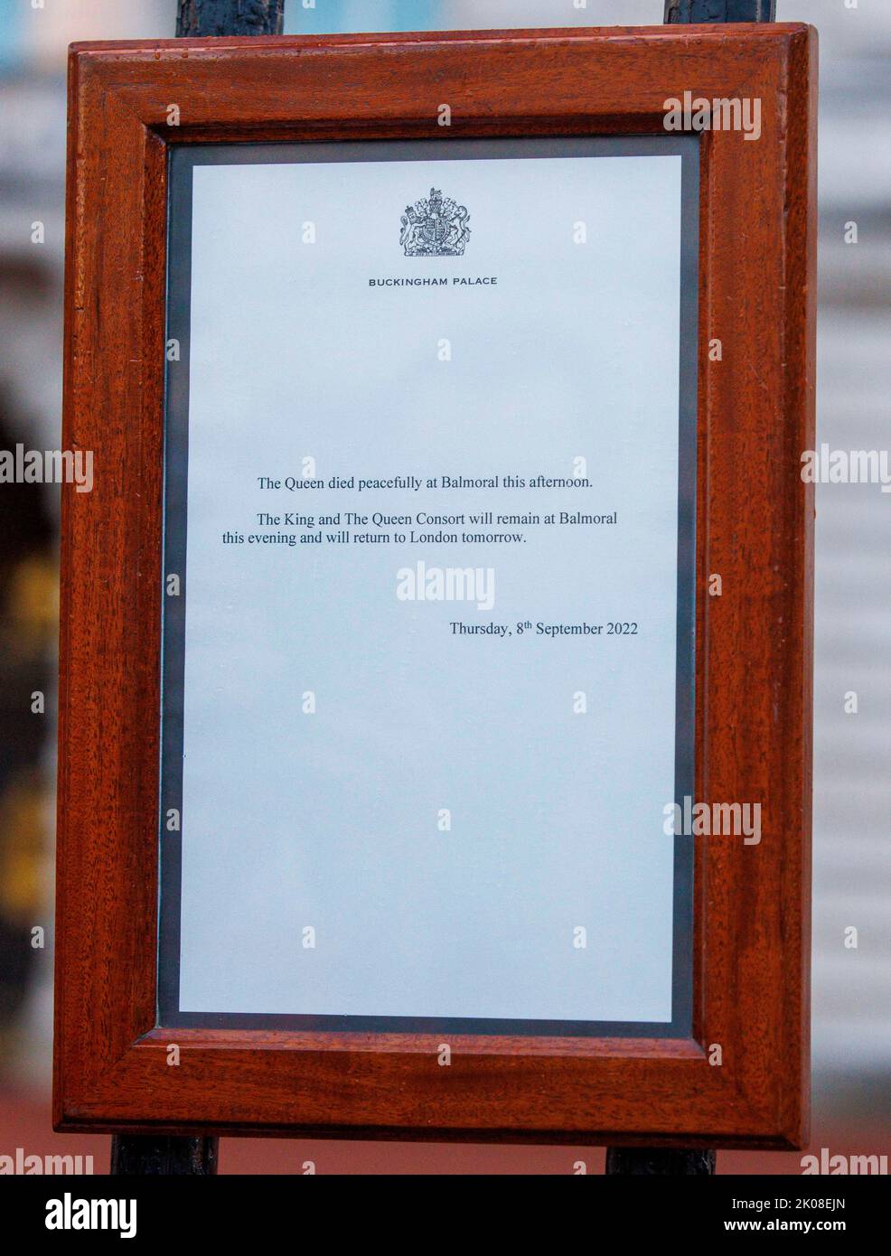 Staffelei im Buckingham Palace, die den Tod Ihrer Majestät der Königin in Balmoral ankündigt: „Die Königin starb heute Nachmittag friedlich in Balmoral“. Stockfoto