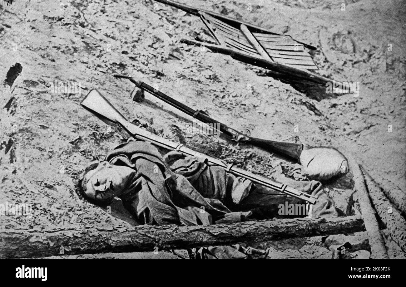 Toter Soldat in den Schützengräben während des amerikanischen Bürgerkrieges (12. April 1861 - 9. Mai 1865) ein Bürgerkrieg in den Vereinigten Staaten zwischen den Staaten der Union und den Konföderation-Staaten Stockfoto