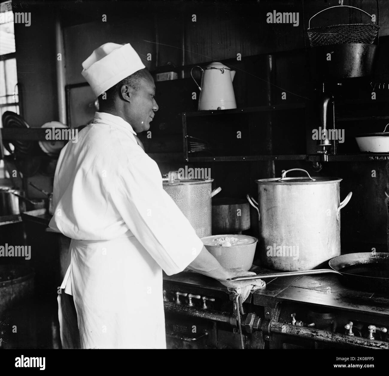 Blue Triangle Chef C.P. Harris, zwischen 1910 und 1920. [Afroamerikanischer Koch in der Küche]. Stockfoto