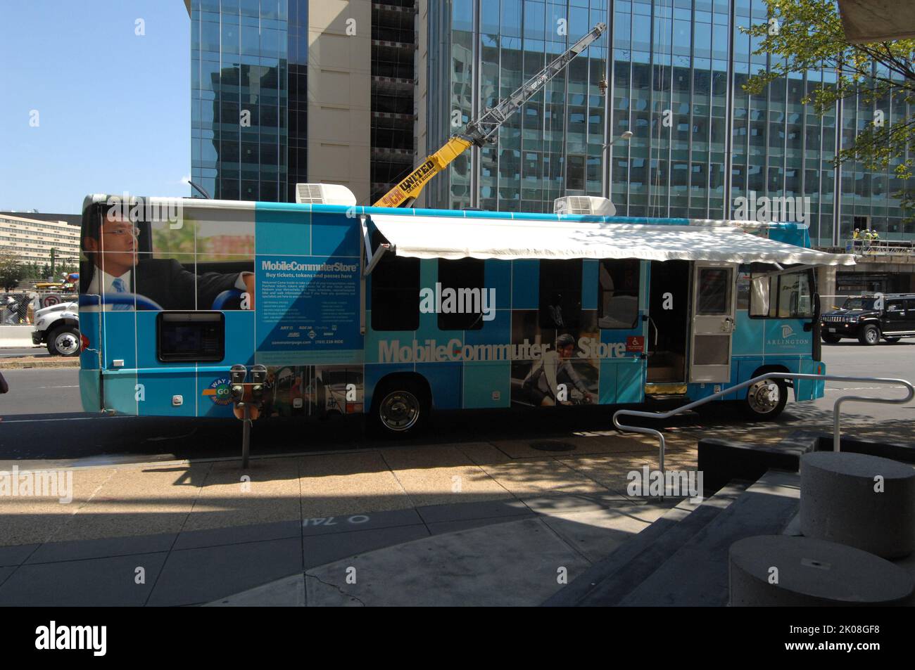 Pendlerbus vor dem HUD - Pendlerbus vor dem HUD-Hauptquartier. Pendlerbus vor dem HUD-Thema, Pendlerbus vor dem HUD-Hauptquartier. Stockfoto