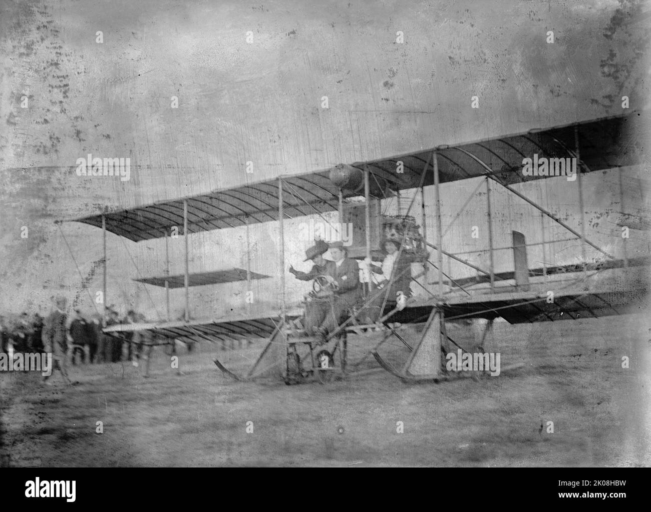 Anthony Jannus - Flüge und Tests des von Jannus geflogenen Rex Smith-Flugzeugs; Miss Laura Merriam im Flugzeug mit Jannus, 1912. Früher Passagierflug, USA. Der amerikanische Luftfahrtpionier Tony Jannus (1889-1916) in einem Flugzeug von Rex Smith. Dieser Flug war einer von mehreren, die von Jannus mit weiblichen Passagieren über Potomac Park, Washington DC, durchgeführt wurden. Jannus machte den ersten Linienflug aller Zeiten. Er starb bei einem Absturz über dem Schwarzen Meer während des Ersten Weltkriegs Stockfoto