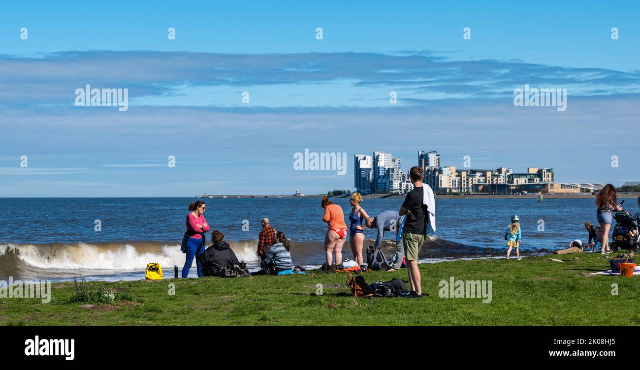 Leith, Edinburgh, Schottland, Großbritannien, 10.. September 2022. UK Wetter: Sonnenschein auf Granton. Ein sehr warmer Septembertag für Leute, die im Meer am kleinen Strand am Granton Hafen im Firth of Forth mit Platinum Point Apartmentgebäuden in der Ferne schwimmen möchten. Kredit: Sally Anderson/Alamy Live Nachrichten Stockfoto