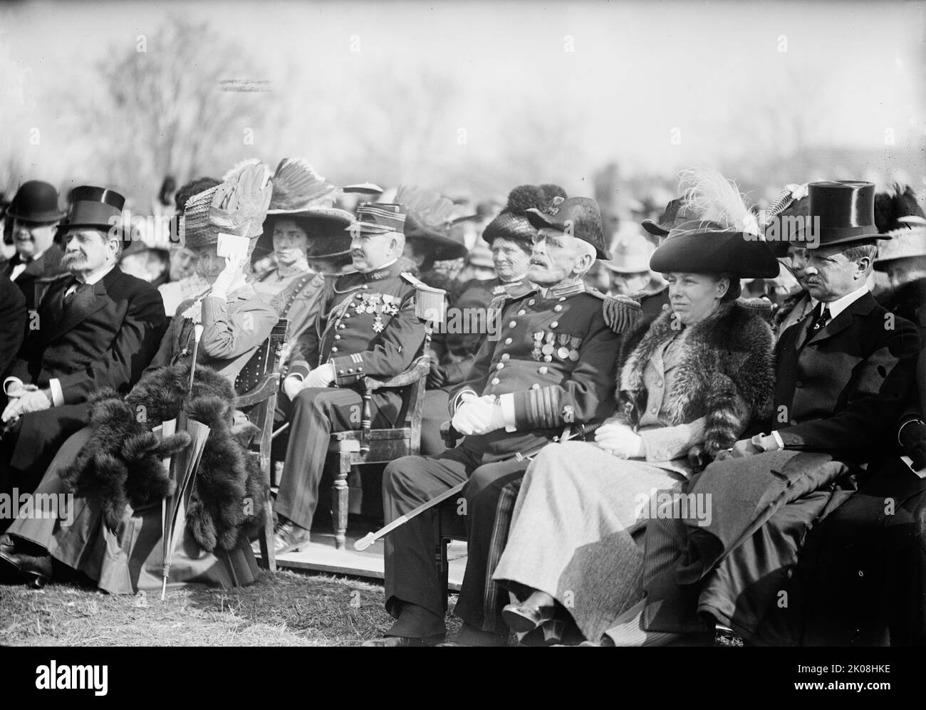 George von L. Meyer mit Mrs. Taft; Soldaten- und Matrosendenkmal in Annapolis, 1911. [USA: Geschäftsmann und Politiker George von Lengerke Meyer (ganz rechts) mit First Lady Helen Herron Taft]. Stockfoto