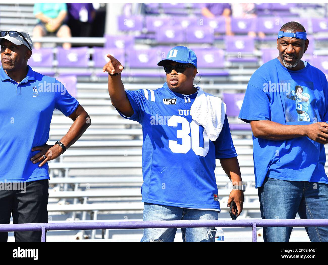 Evanston, Illinois, USA. 10. September 2022. Duke-Fans beobachten, wie sich die blauen Dämonen während des NCAA-Fußballspiels zwischen Northwestern und Duke im Ryan Field in Evanston, Illinois, aufwärmen. Dean Reid/CSM/Alamy Live News Stockfoto