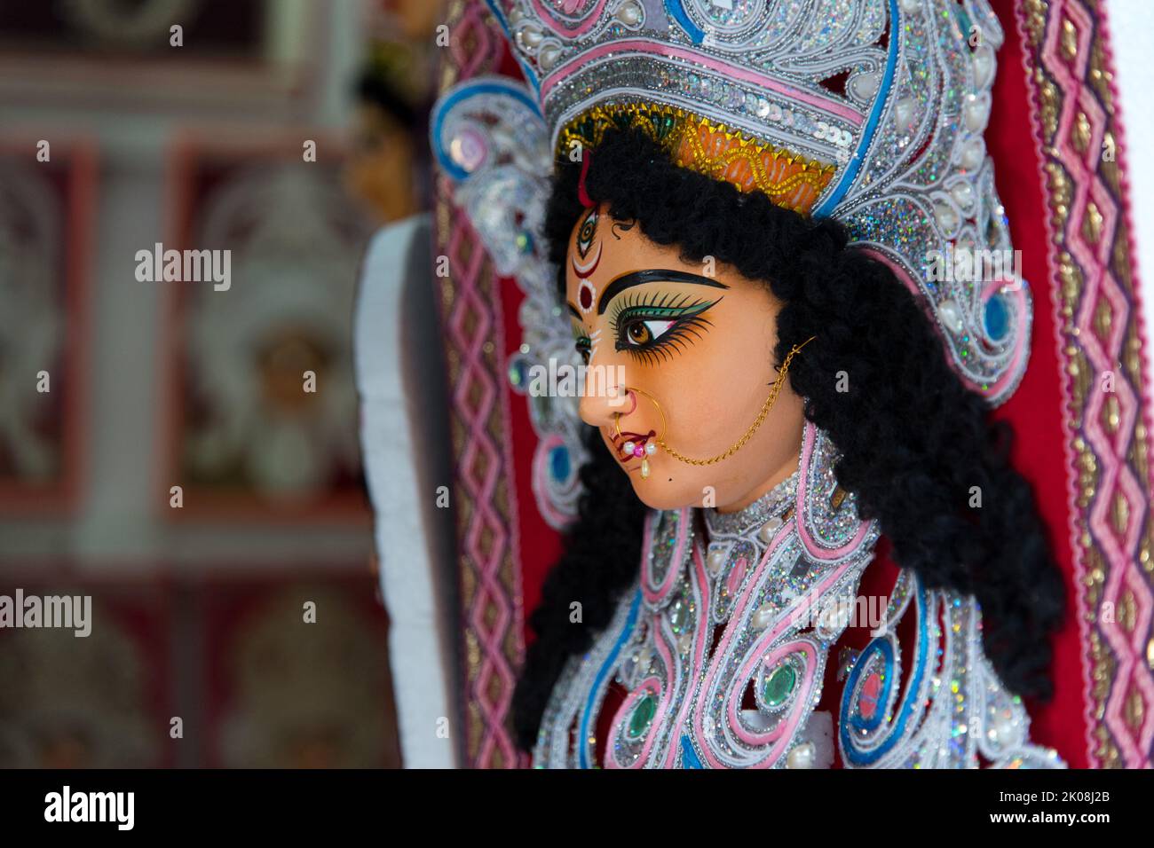 Nahaufnahme des Gesichts der Hindu-Göttin Durga mit selektivem Fokus Stockfoto
