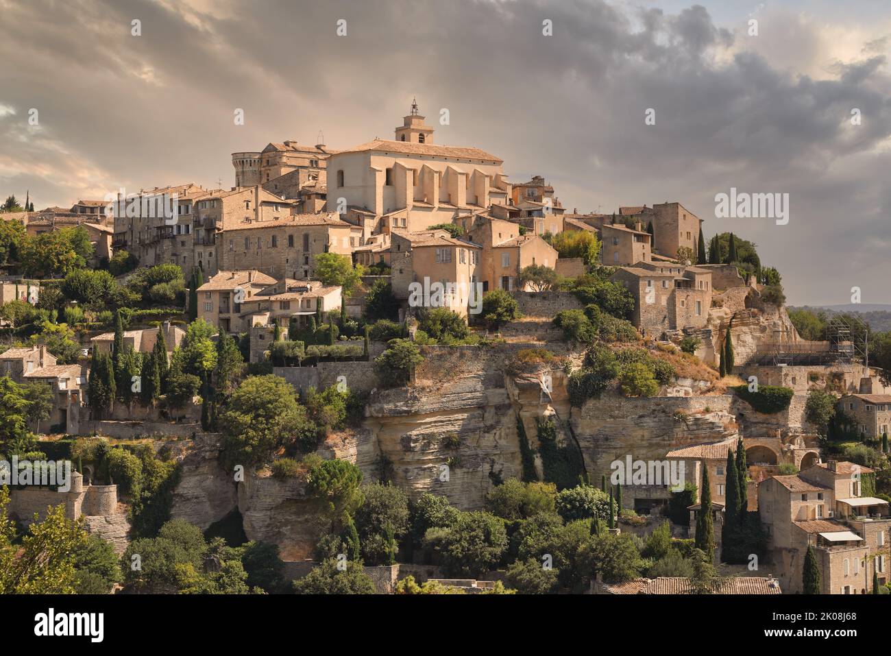 Historisches Dorf Gordes, Département Vaucluse in der Region Provence-Alpes-Côte d'Azur in Südfrankreich. Luberon Tal, im Herzen der Provence. Stockfoto