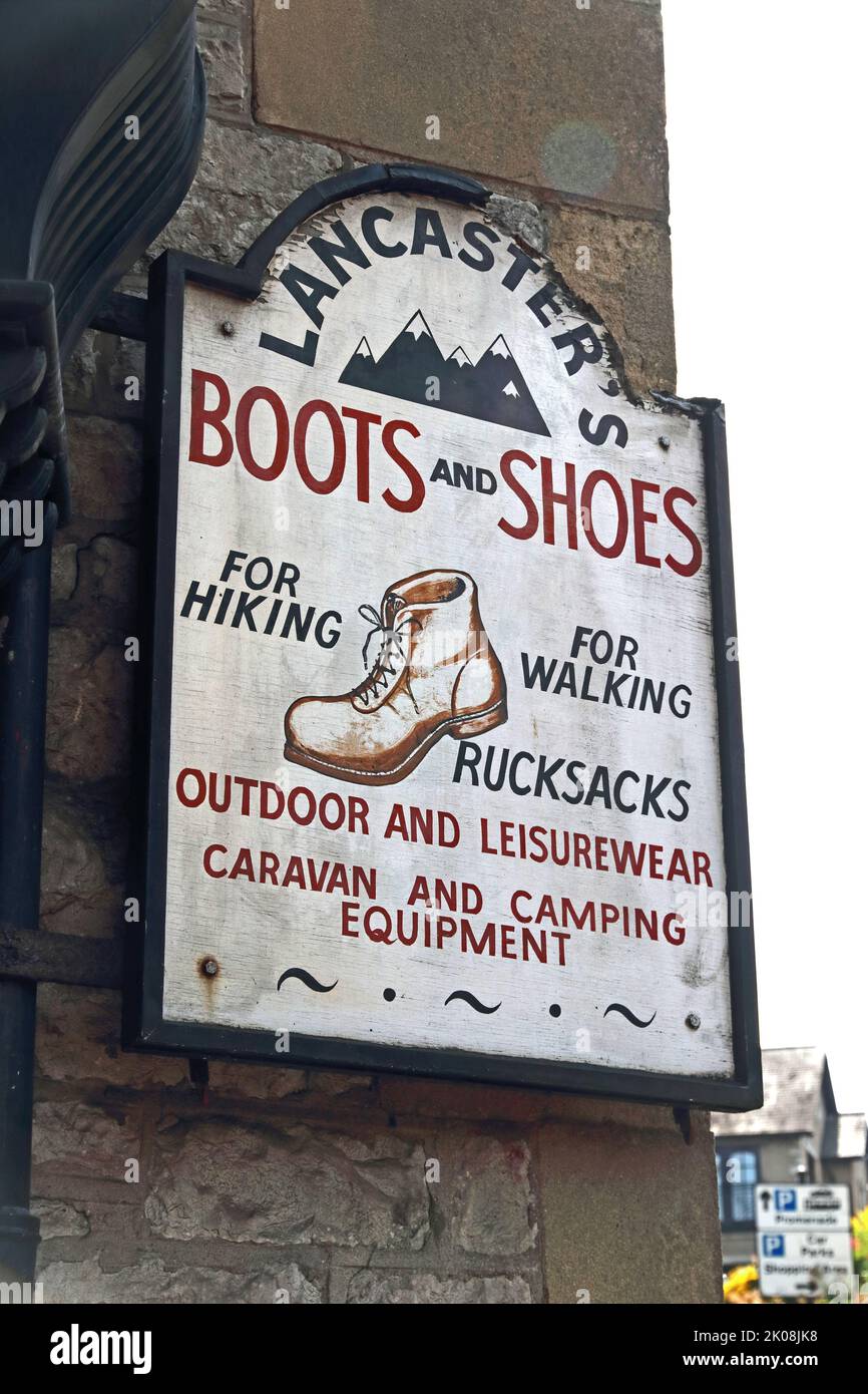 Schild vor Lancaster's Shoes, Boots and Outdoor Clothing Shop, Grange-over-Sands Stockfoto