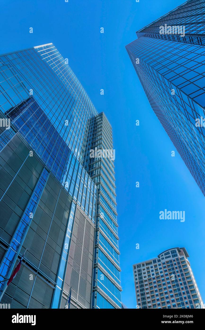 Blick von außen auf die hoch aufragenden Apartments mit Glasfassade vor dem klaren blauen Himmel. Wohngebäude in der Innenstadt von Ausin Texas mit modernen Wohngebäuden Stockfoto