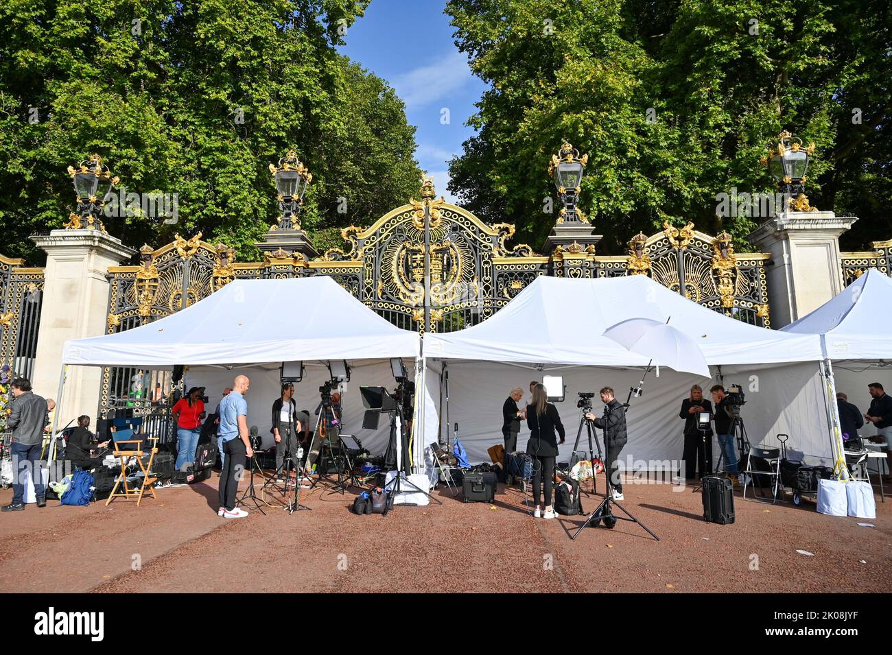 London UK 10. September 2022 - das Dorf der Weltmedienwelt in der Nähe des Buckingham Palace, als Charles III. Heute um 11am Uhr offiziell zum König erklärt wurde : Credit Simon Dack / Alamy Live News Stockfoto