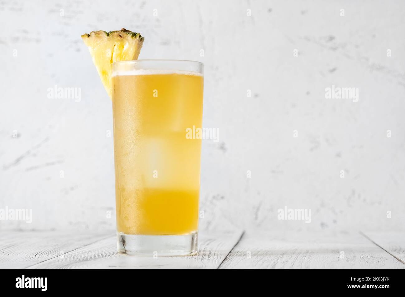 Ein Glas Surfer auf saurem Cocktail, garniert mit Ananaskeil Stockfoto