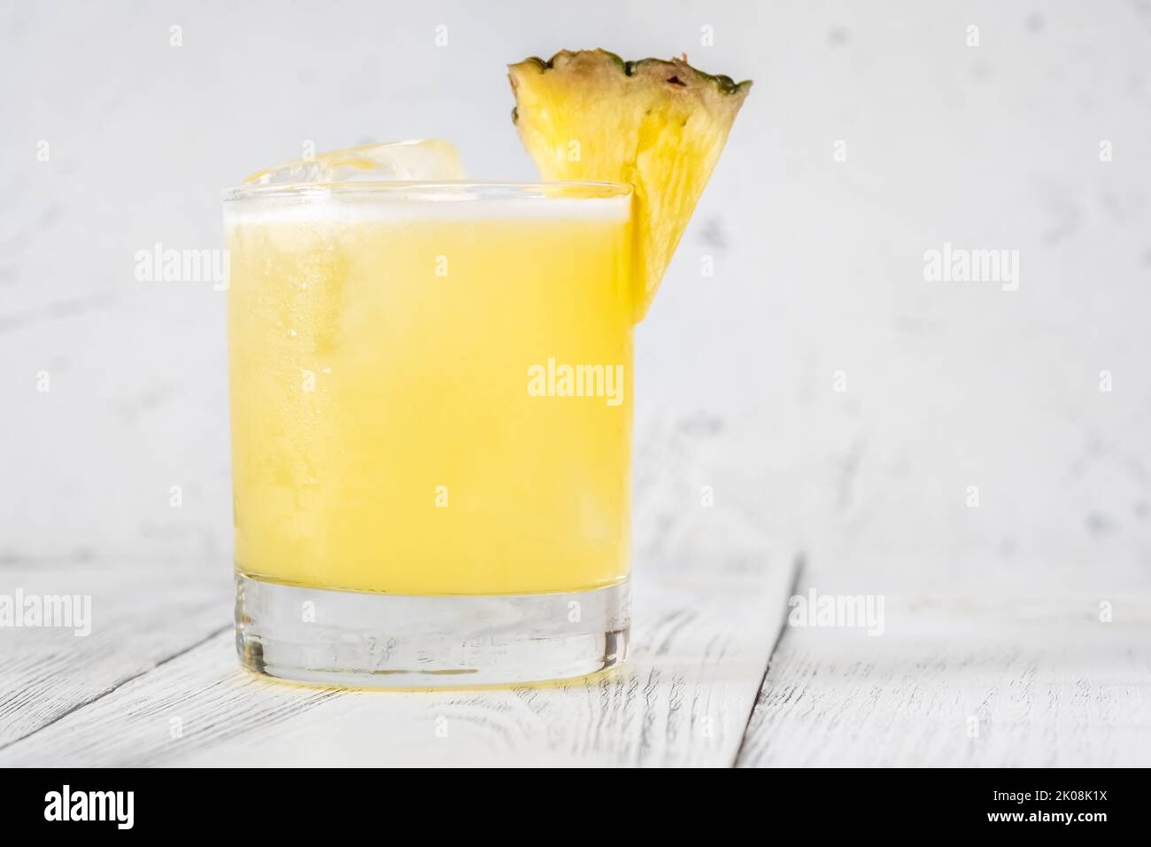 Island Oasis Cocktail garniert mit Ananaskeil Stockfoto