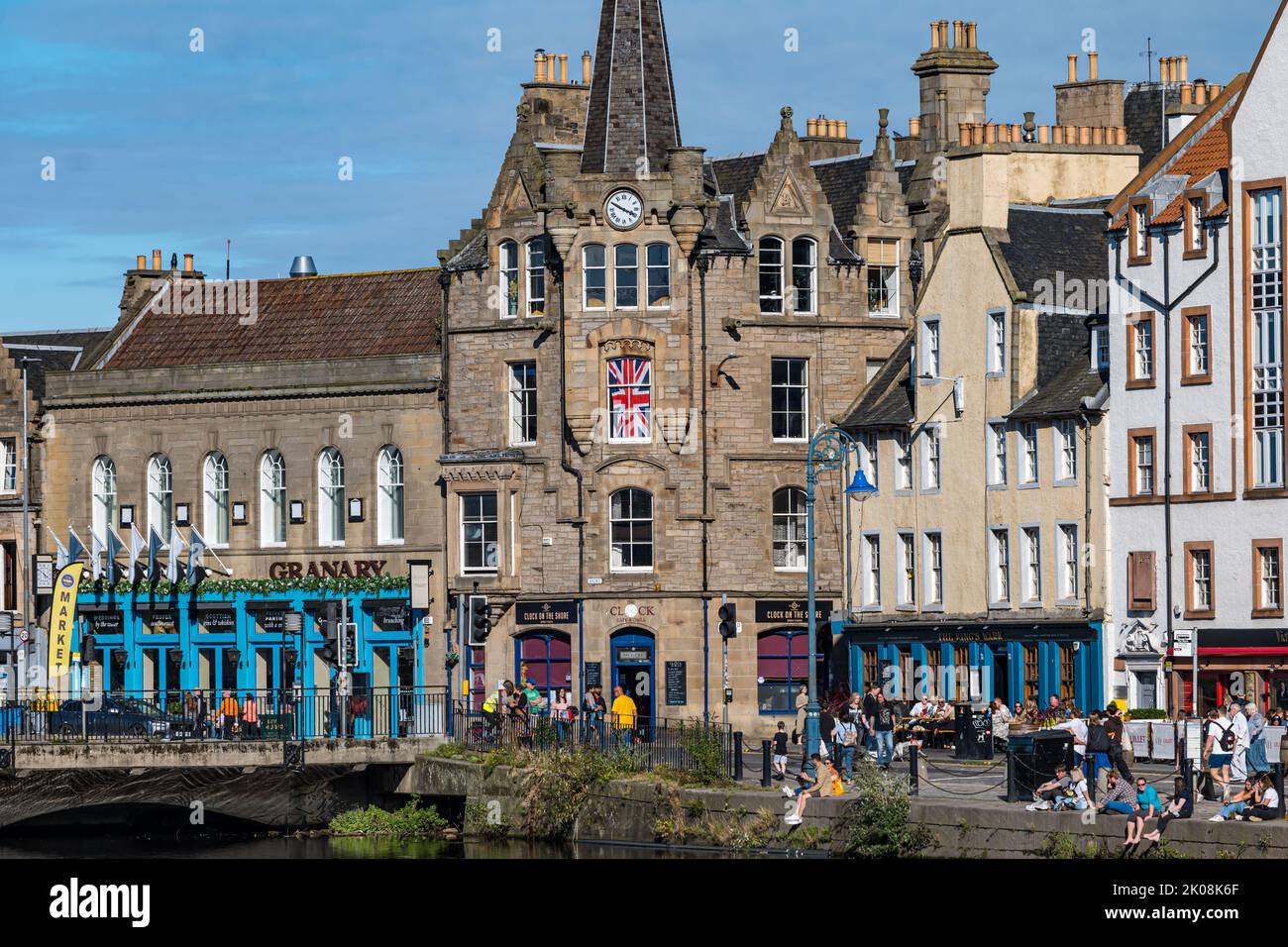 Leith, Edinburgh, Schottland, Großbritannien, 10.. September 2022. UK Wetter: Sonnenschein auf Leith. Ein warmer Septembertag, an dem die Menschen die Bars und Restaurants an der Küste genießen können, mit dem einzigen Zeichen der jüngsten Ereignisse des Königshauses, einer Union Jack-Flagge in einem Fenster eines der alten Gebäude. Kredit: Sally Anderson/Alamy Live Nachrichten Stockfoto