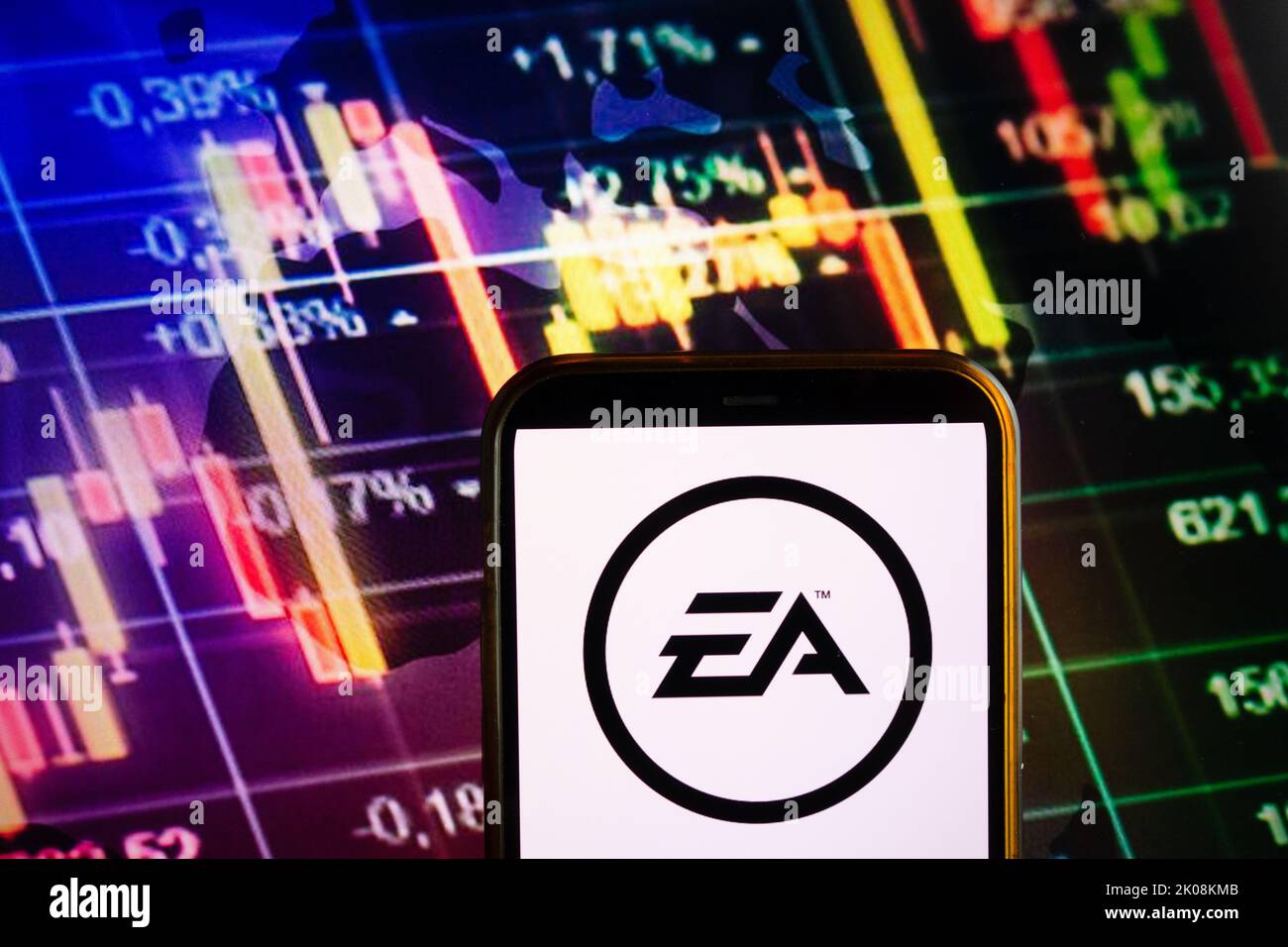 KONSKIE, POLEN - 10. September 2022: Smartphone mit Logo der Firma Electronic Arts auf dem Hintergrund des Börsendiagramms Stockfoto