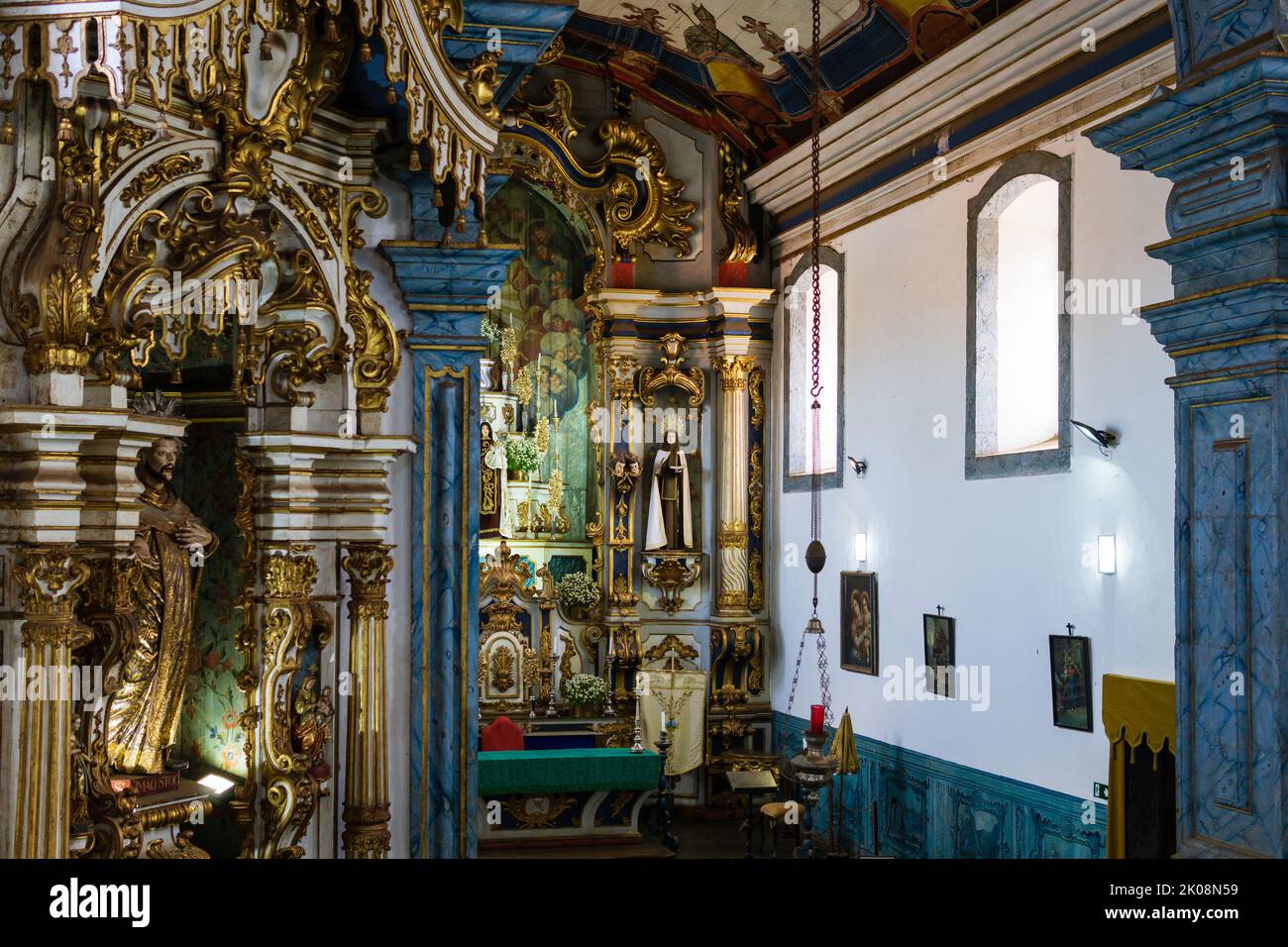 Innenraum von Igreja de Nossa Senhora do Carmo in Sabara, Minas Gerais, Brasilien. Stockfoto