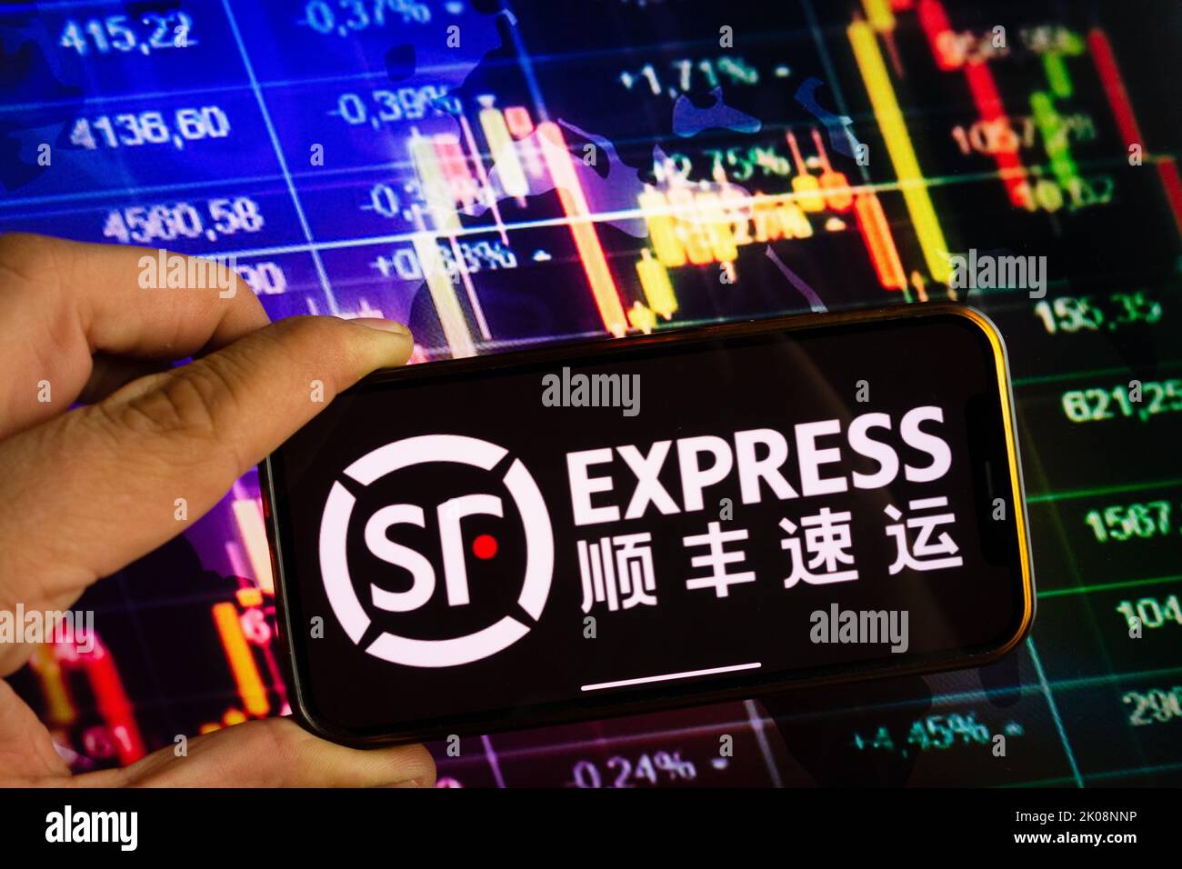 KONSKIE, POLEN - 10. September 2022: Smartphone mit Logo der Firma SF Express im Hintergrund des Börsendiagramms Stockfoto